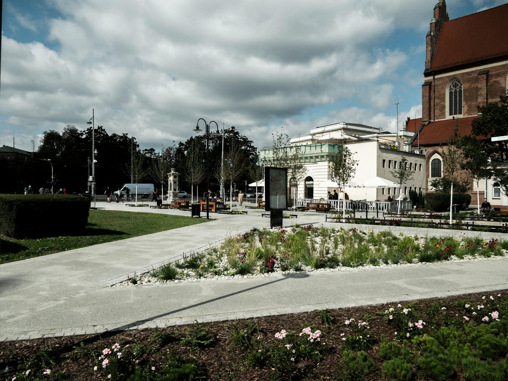 Malownicza aleja z kwitnącymi na biało kasztanowcami w Nowym Mieście Lubawskim.